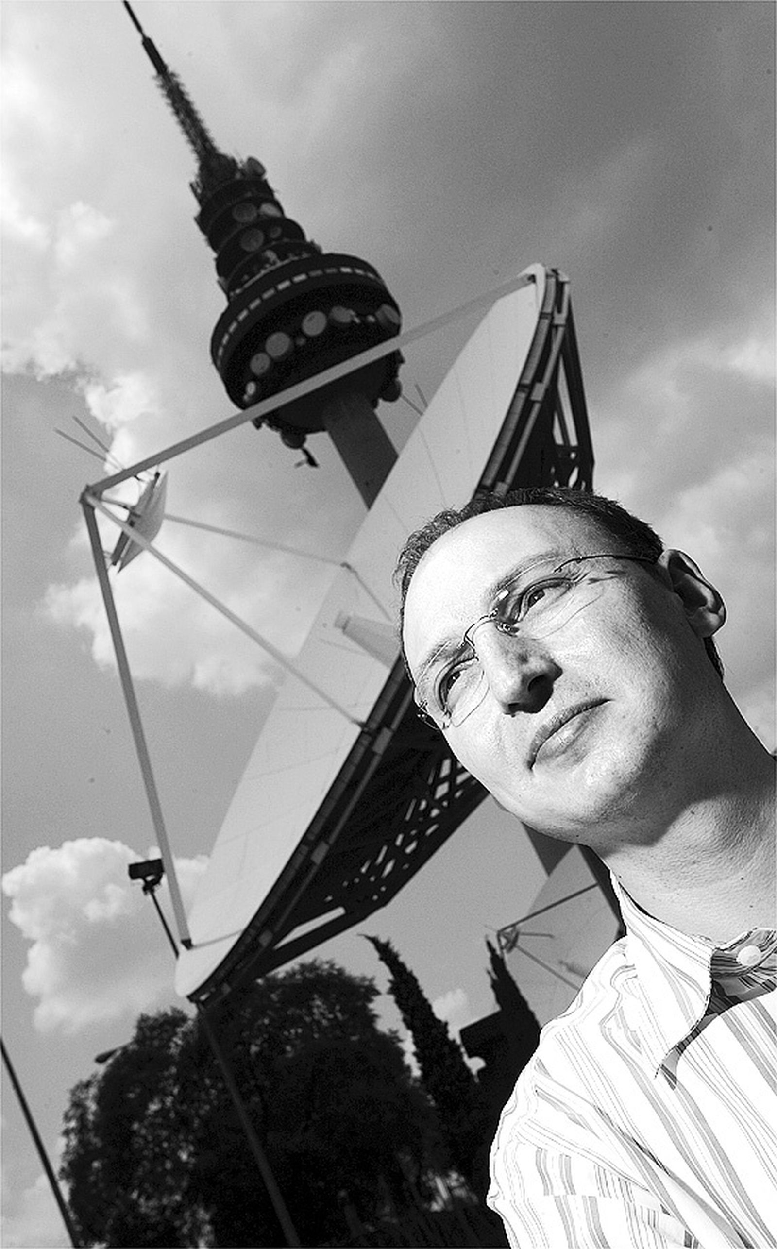 El Pirulí en 2004, con el entonces director de informativos, Fran Llorente