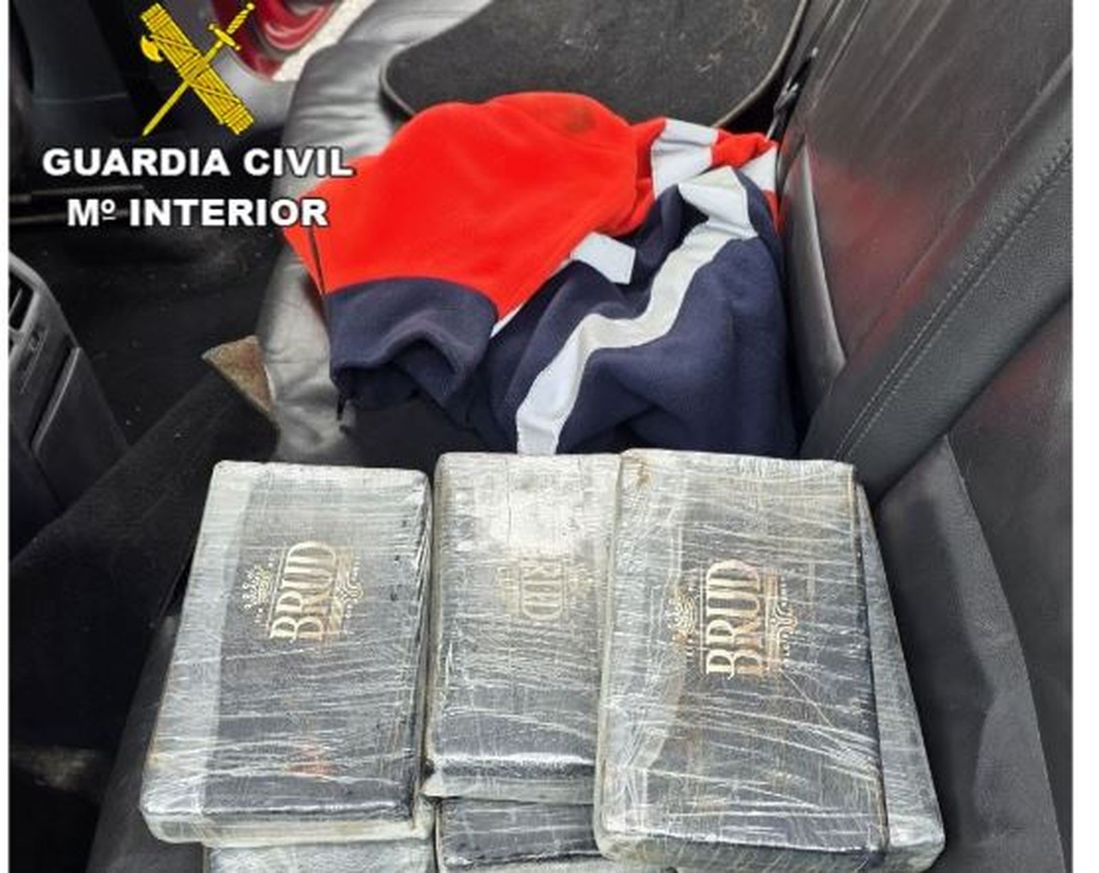 Parte de la droga incautada en un coche durante un control.