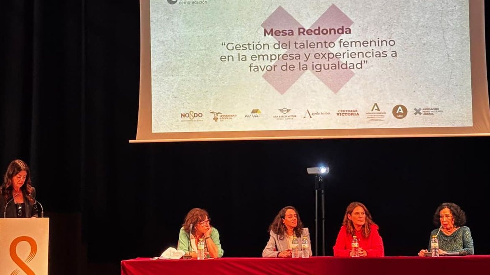 Fotografía de la mesa redonda que se realizó en los I Premios del Emprendimiento y Liderazgo Femenino en Sevilla.