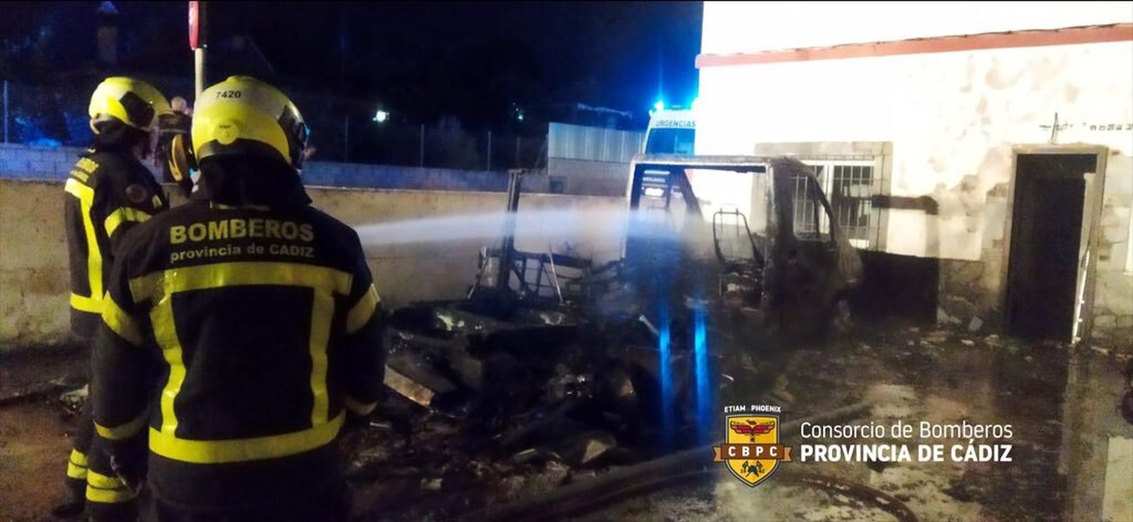 Bomberos de Jerez, apagando el fuego de la autocaravana en Cuartillos.