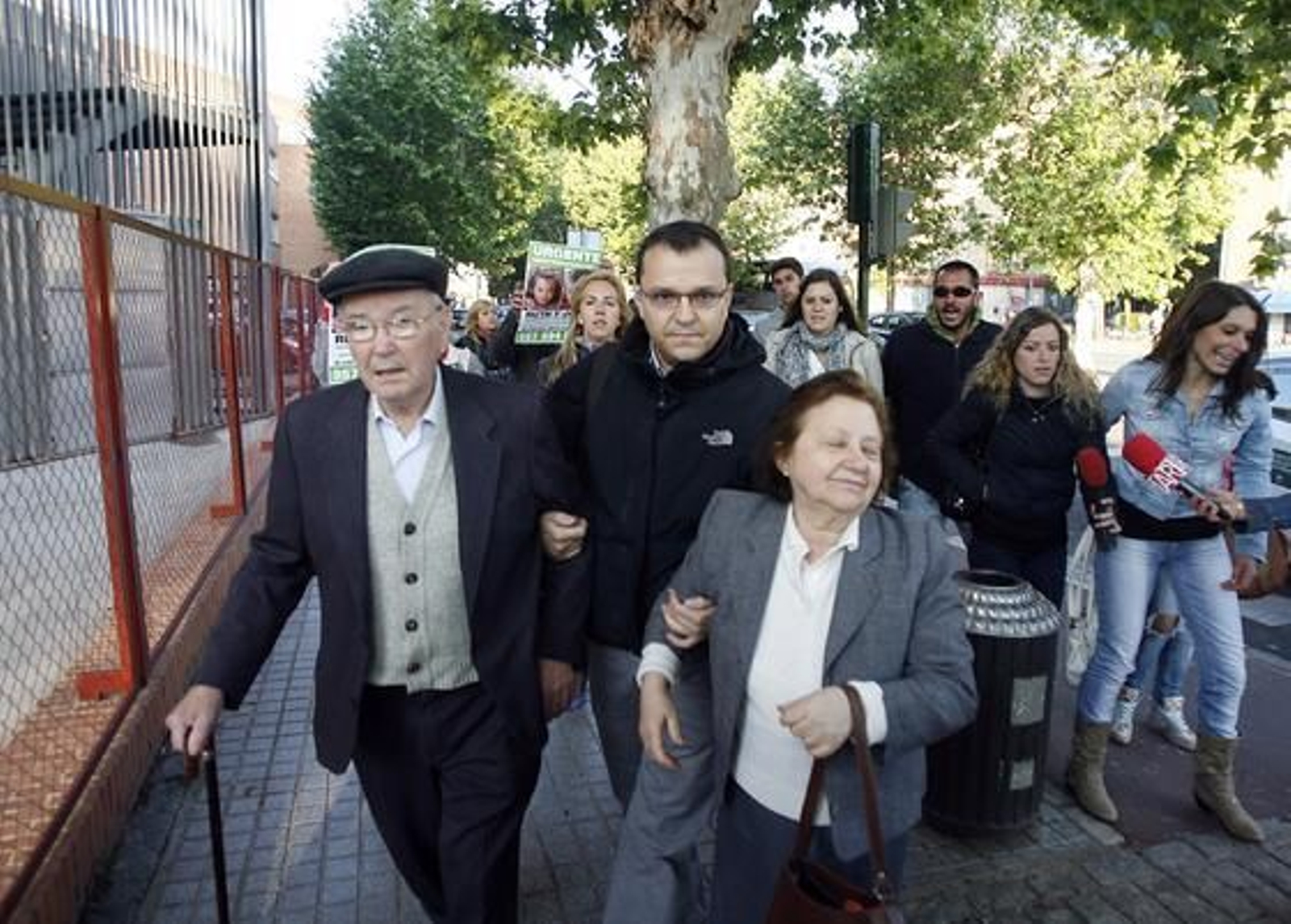 Los abuelos paternos de Ruth y José, acuden al juzgado.