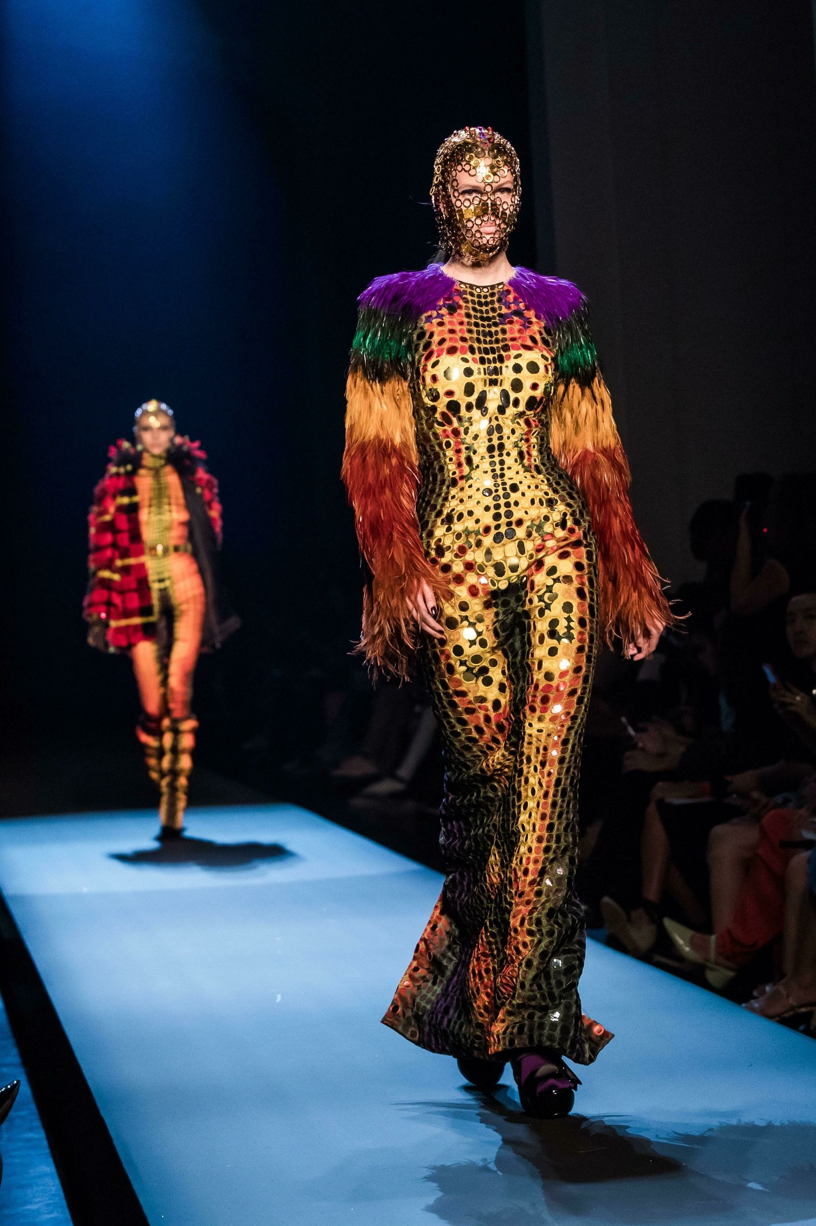 Extravagante diseño de Gaultier, en su pase del miércoles.