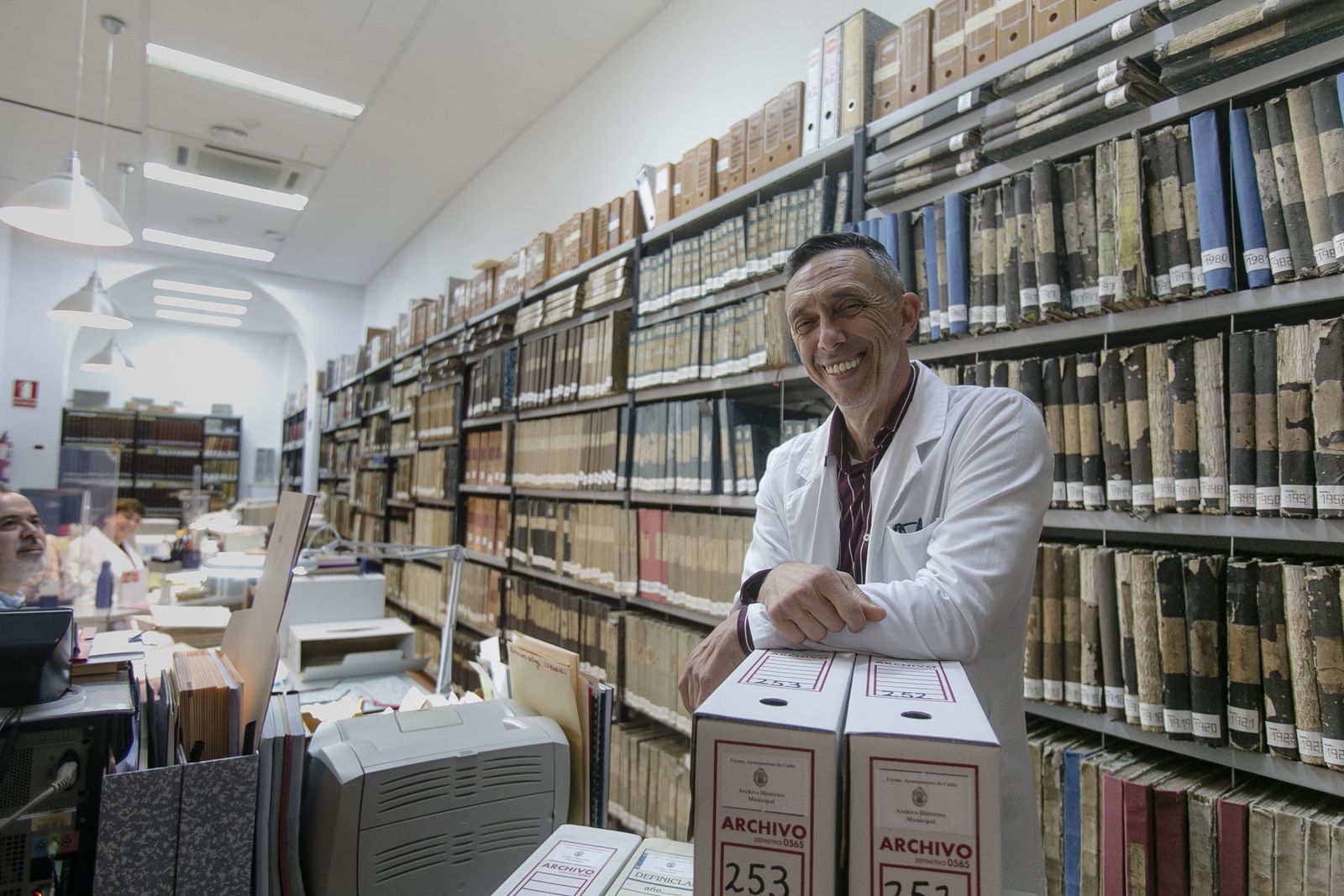 Jose Fernández posa en su lugar de trabajo, el Archivo Municipal Histórico de Cádiz.