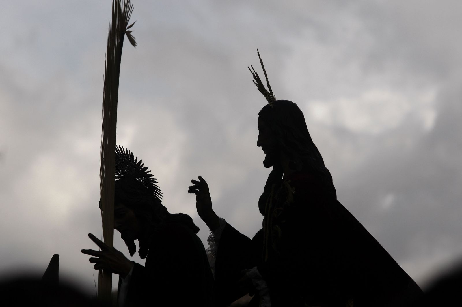 1. Imponente imagen de la Borriquilla, en su salida por las calles de Granada. 2 y 3. La capital y los principales municipios de la provincia ultiman a contrarreloj los preparativos para celebrar una de las semanas más turísticas y esperadas del año.