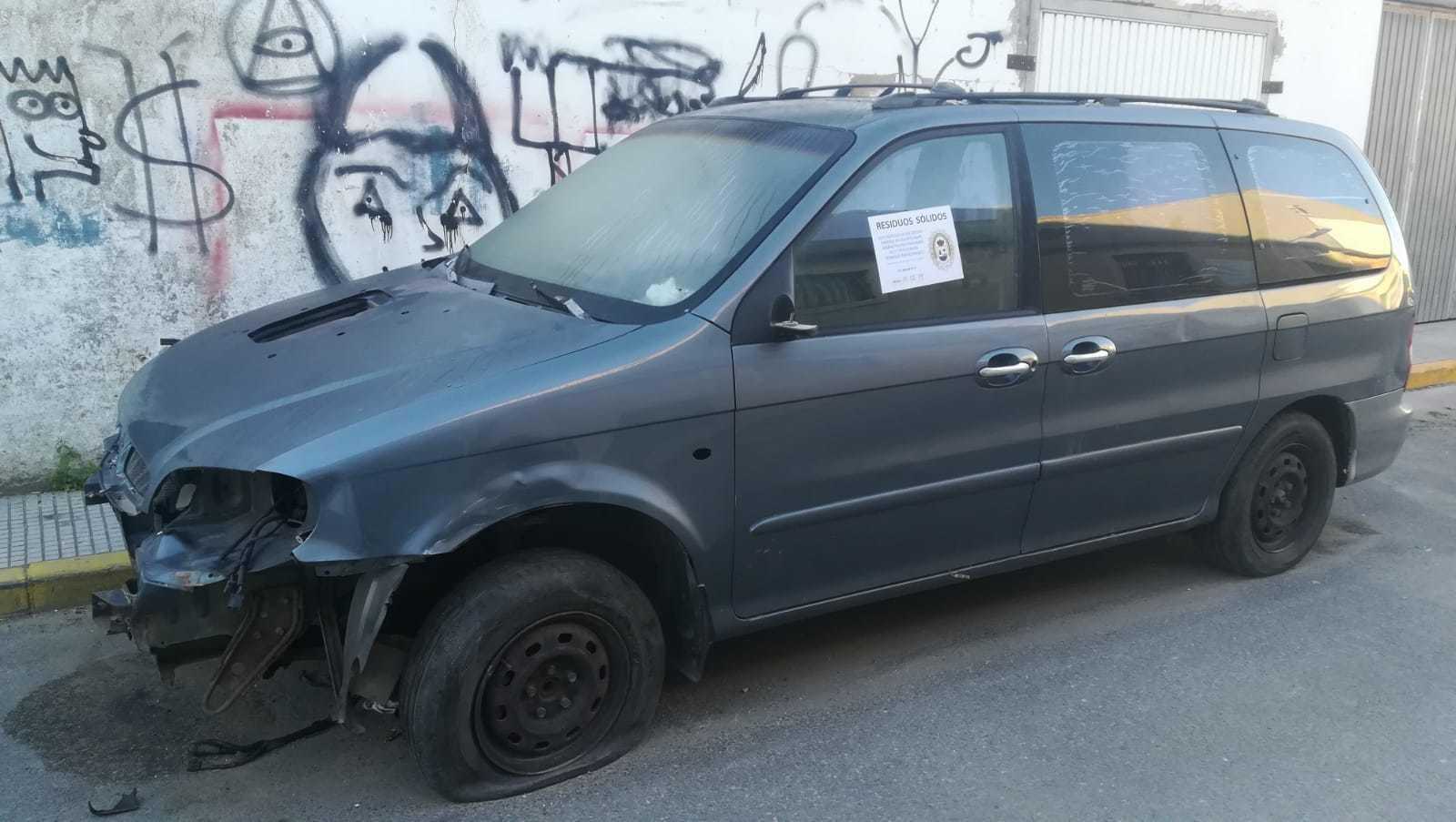 Aviso de retirada en la ventanilla de un vehículo abandonado en Punta Umbría.