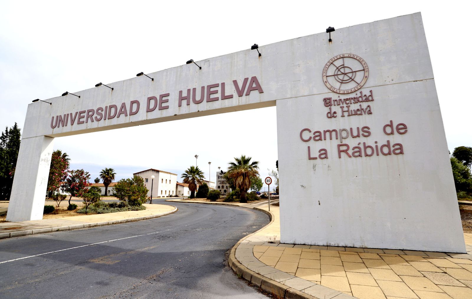 Acceso al campus de La Rábida de la Universidad de Huelva.
