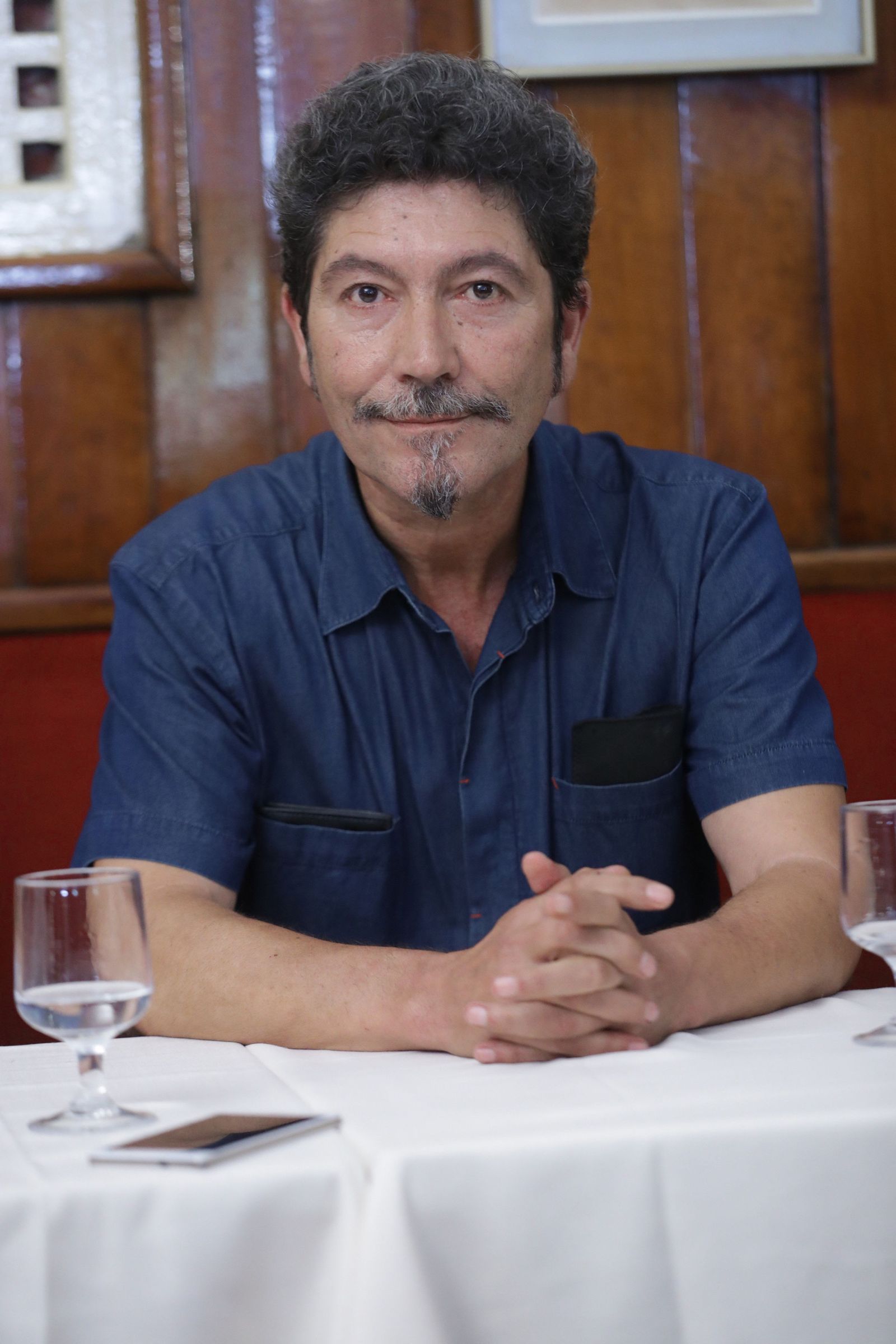 El escritor Pedro Antonio González Moreno, ayer, en rueda de prensa.