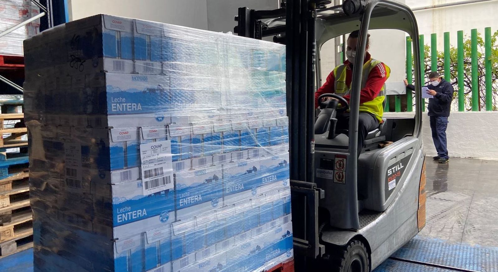 Entrega de productos de Mercadona al Banco de Alimentos de Sevilla.