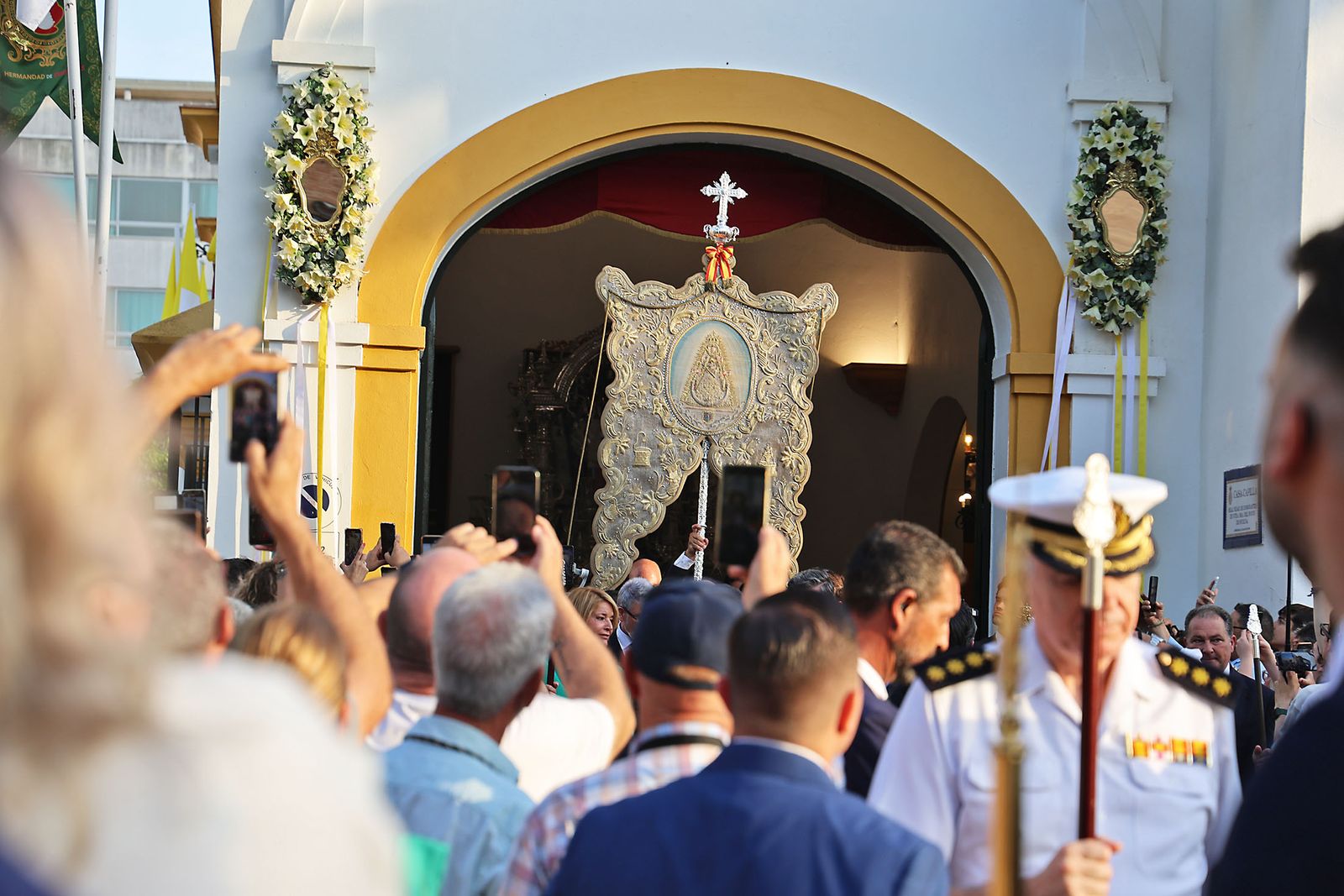 Imágenes del Rosario Jubilar rociero celebrado por las 25 hermandades filiales de la Matriz de Almonte en La Merced