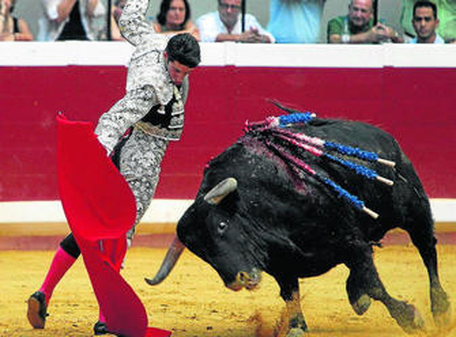 Alejandro Talavante, en un muletazo al último toro lidiado en la plaza de Illumbe de San Sebastián.