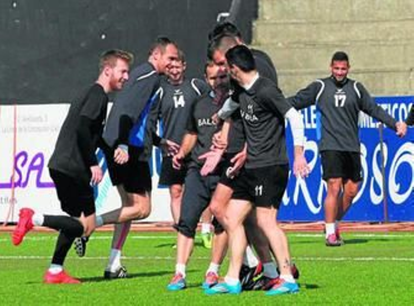Jugadores de la Balona, durante el entrenamiento matinal de ayer.