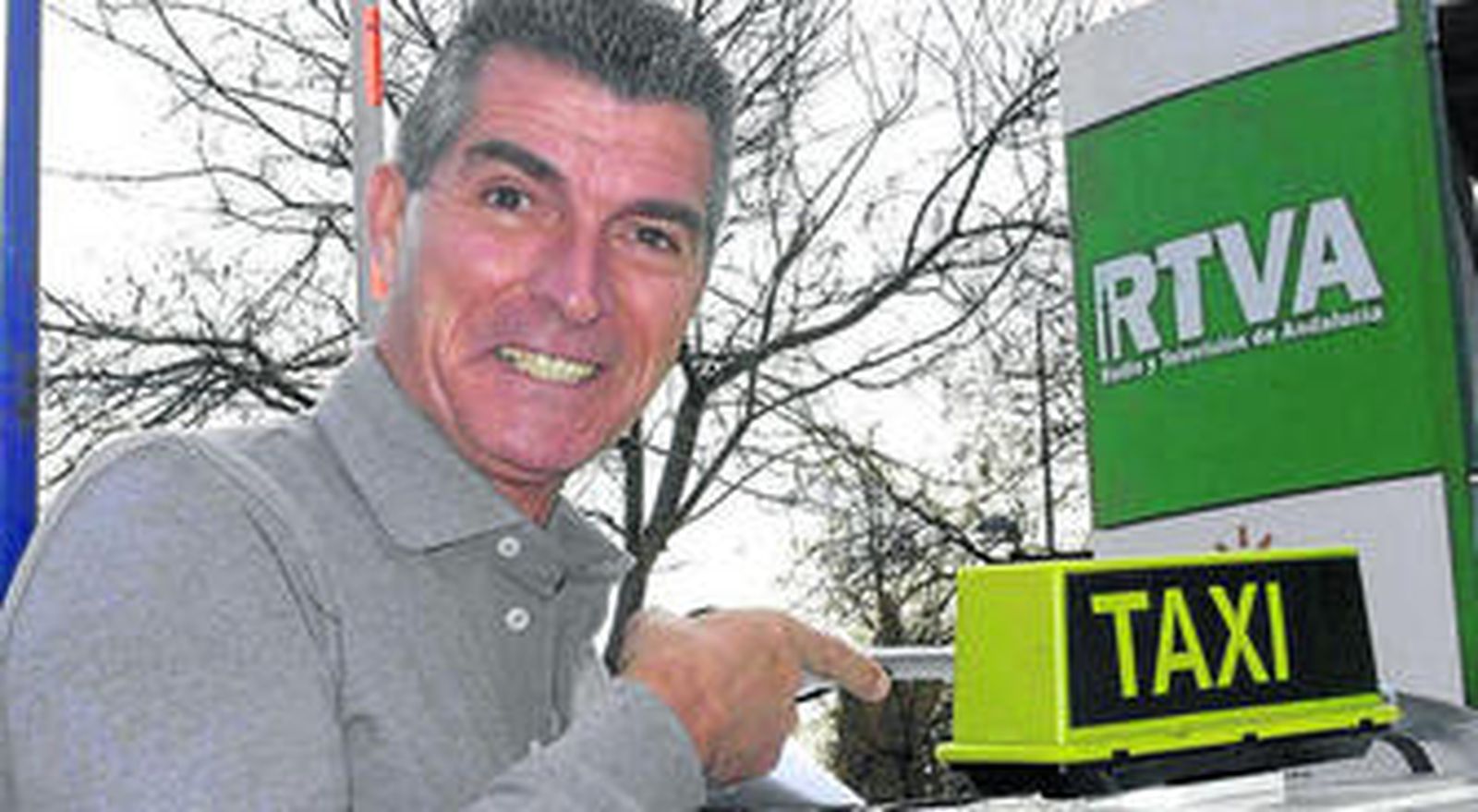 Sarria con el taxi equipado para retar a las pruebas a sus viajeros.