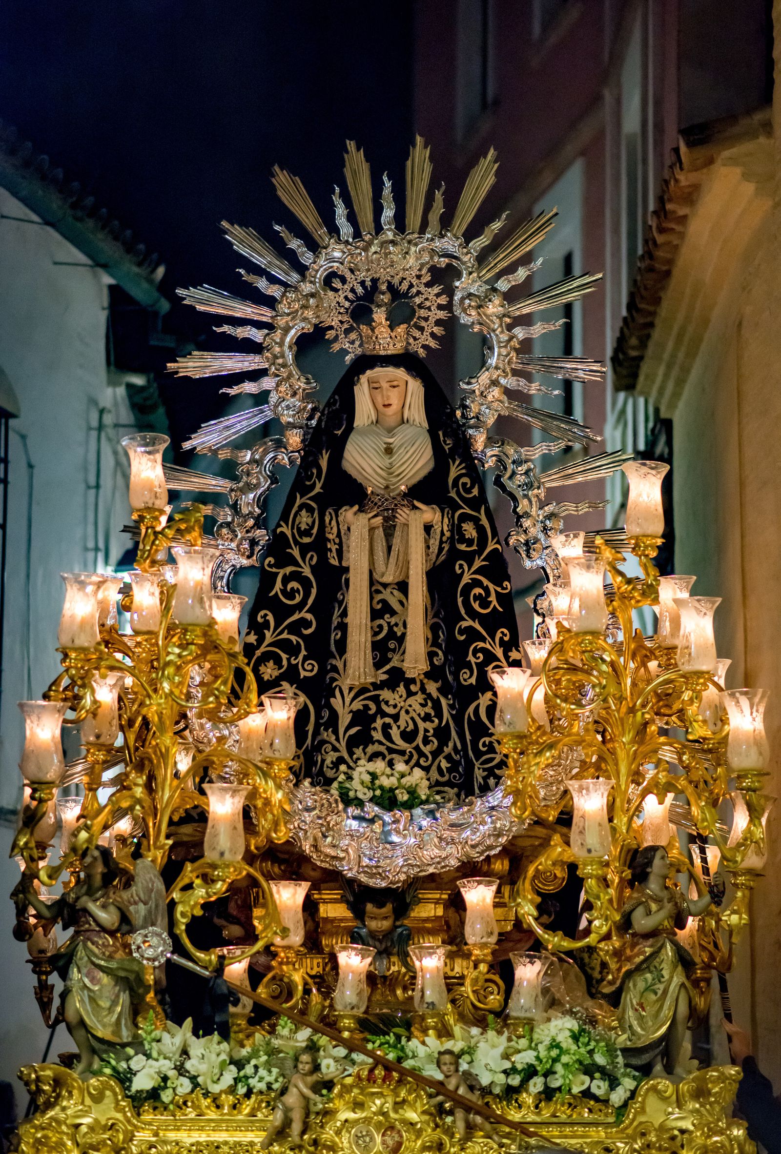 La Virgen de la Soledad, de Écija, con ráfaga, media luna y sin palio.
