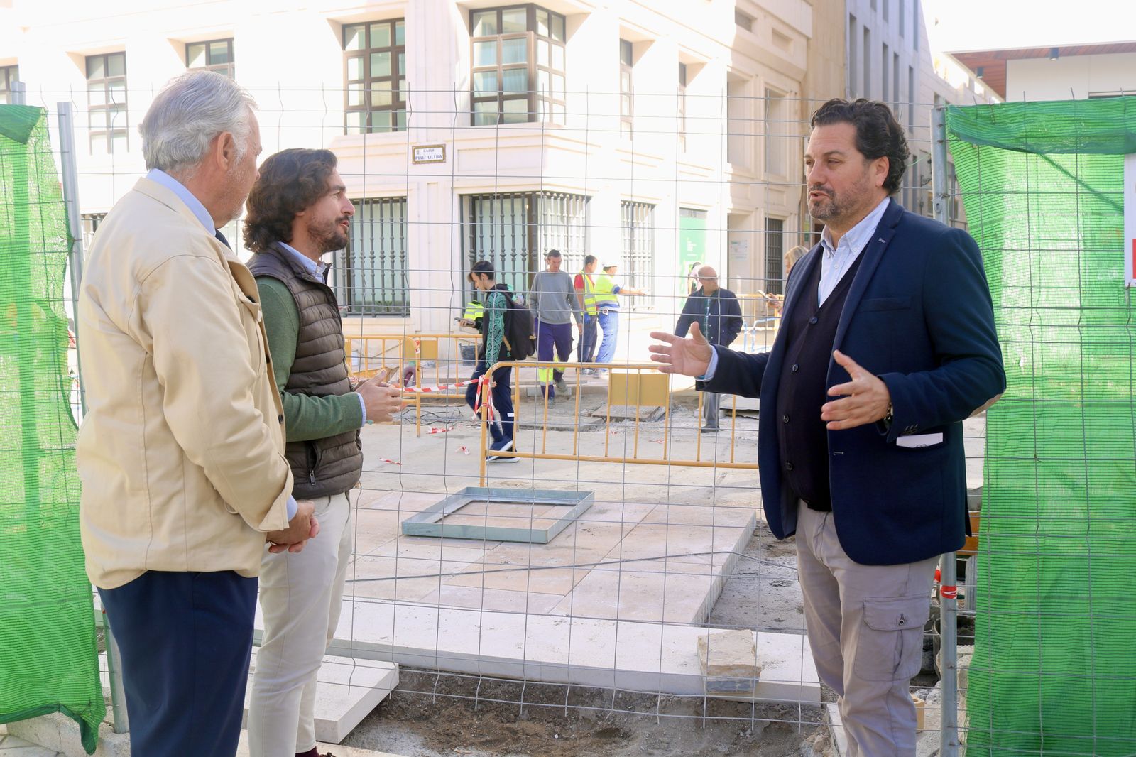 Jaime Pérez, Javier González y Francisco Millán, junto a las obras.