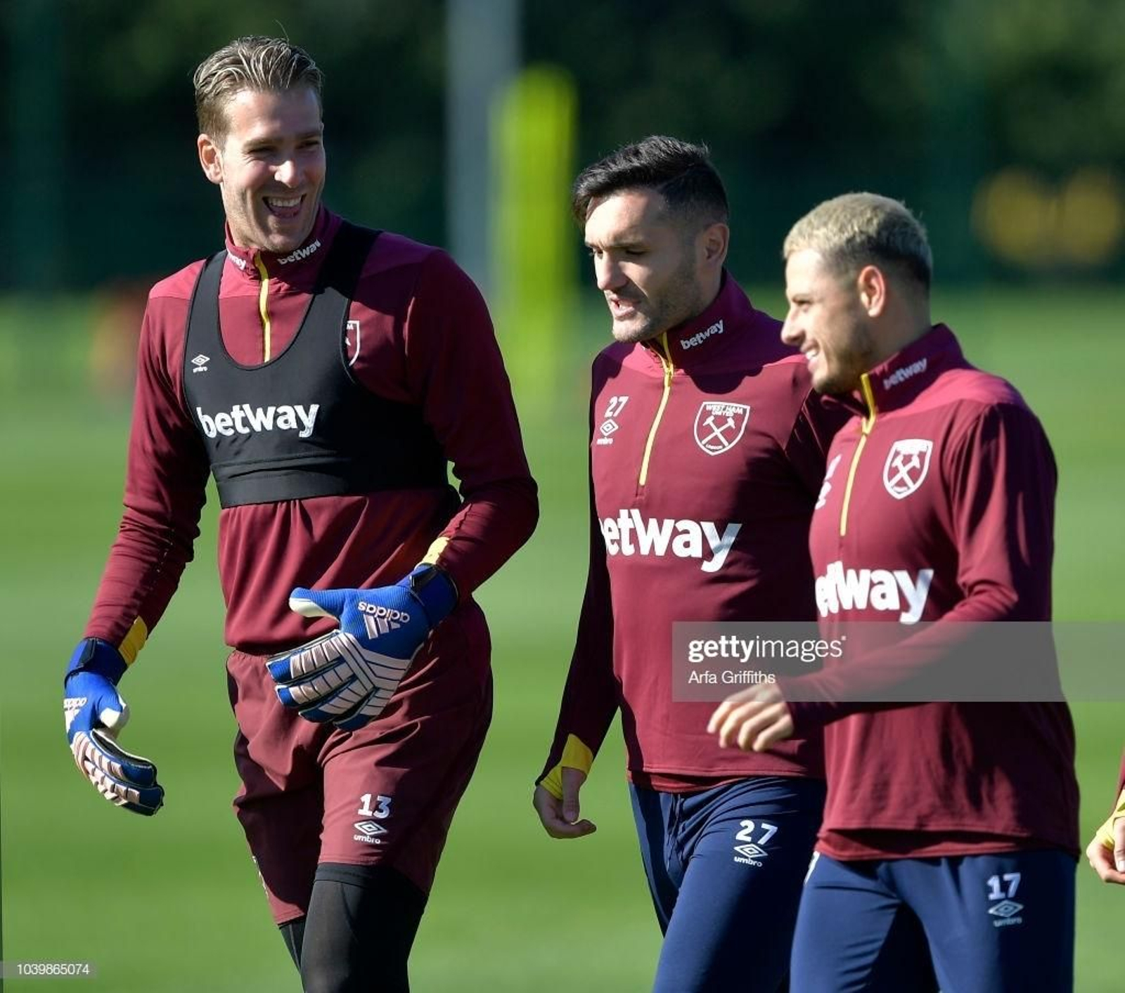 Adrián charla con Lucas Pérez y Chicharito en un entrenamiento del West Ham.