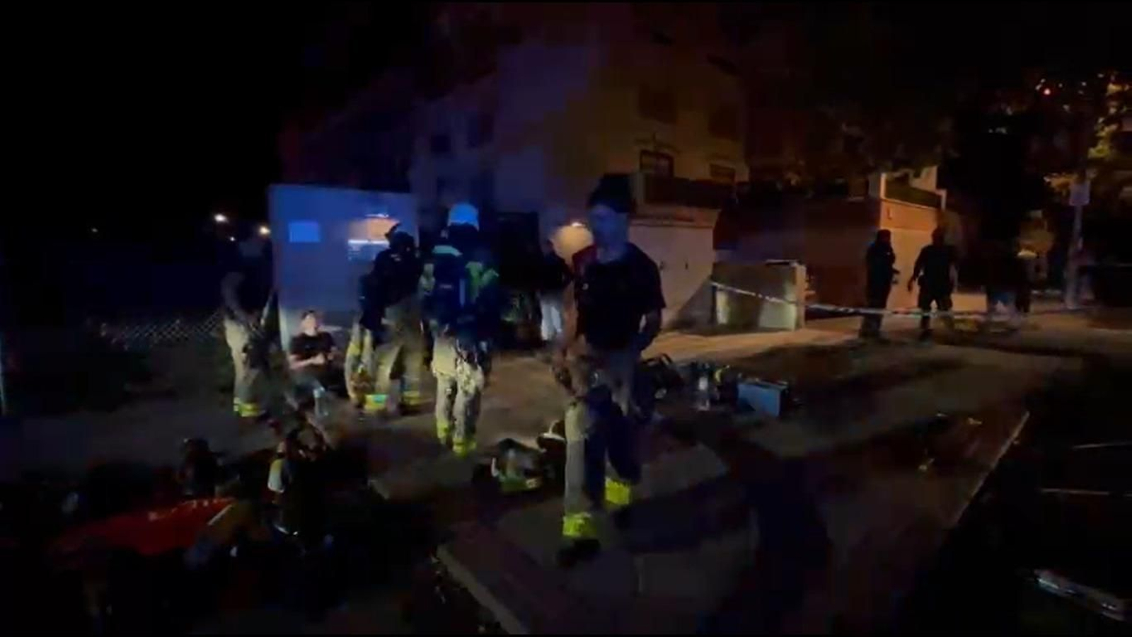 Los Bomberos de Granada rodean la vivienda en la que se producido una explosión de gas en Atarfe