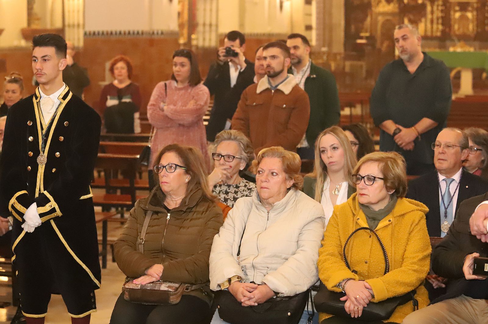 Imágenes de la bendición la la nueva túnica del Señor de Pasión y posterior besamanos