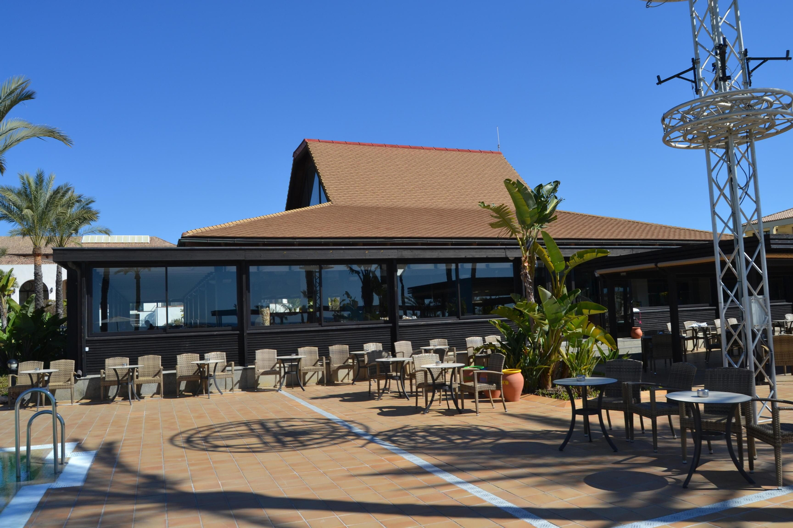 El hotel cuenta con áreas infantiles en busca de un público más infantil.