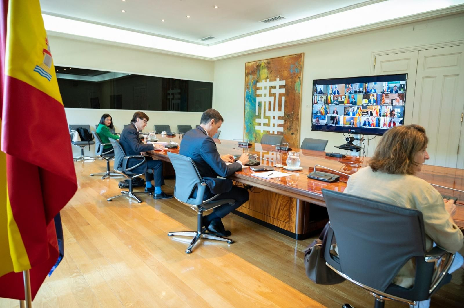 Pedro Sánchez y varios de sus ministros, durante la videoconferencia con los presidentes autonómicos este domingo