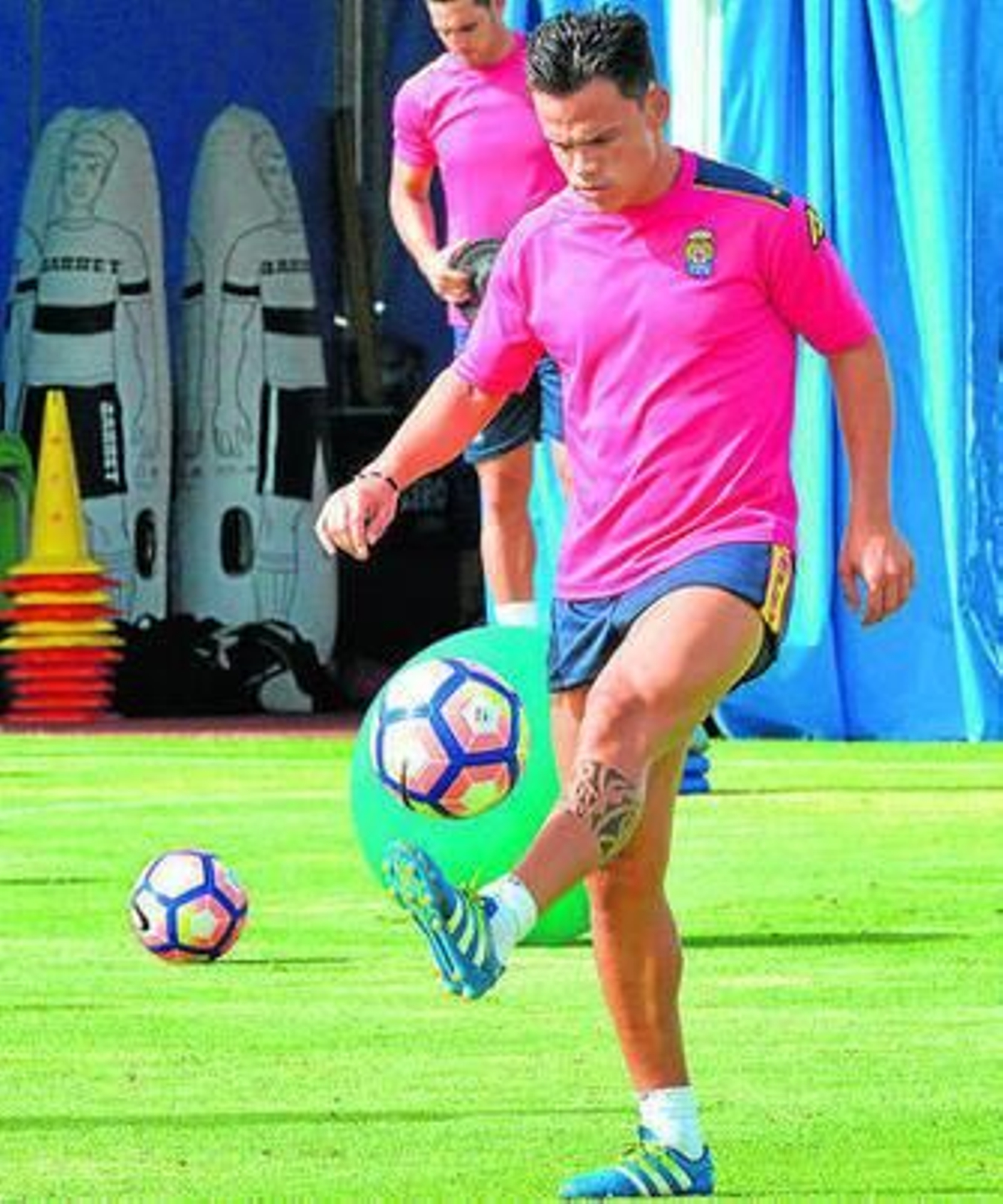 Roque Mesa da pataditas durante un entrenamiento.