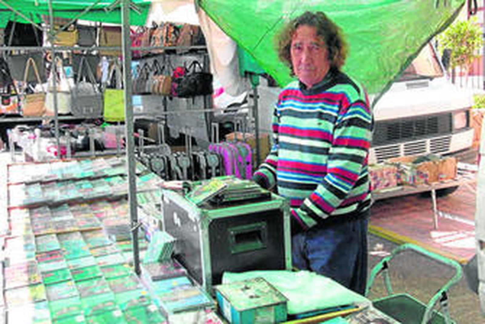 Ángel Vicente Solís en su puesto que instala año a año en el mercadillo.