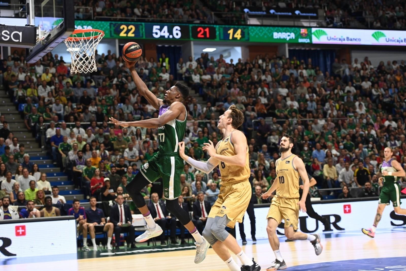 Yankuba Sima deja una bandeja.