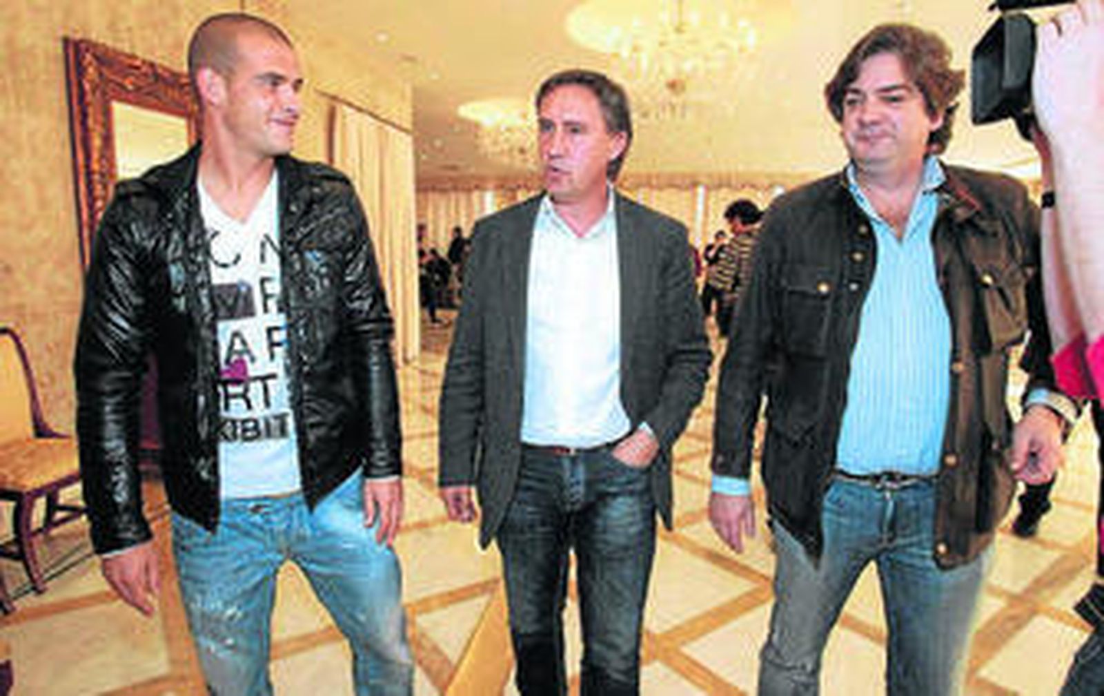 Miguel García, junto a Balta y el presidente del Salamanca.