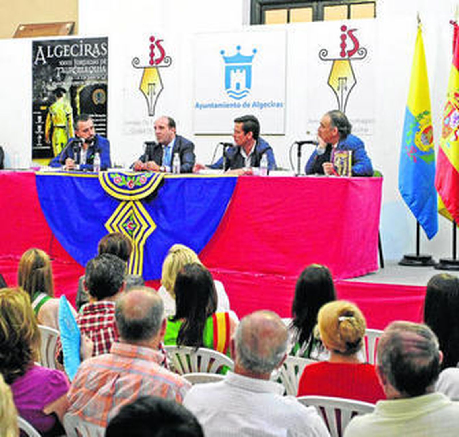 Un momnento de la tertulia que se celebró ayer en el claustro del edificio José Luis Cano de Algeciras.