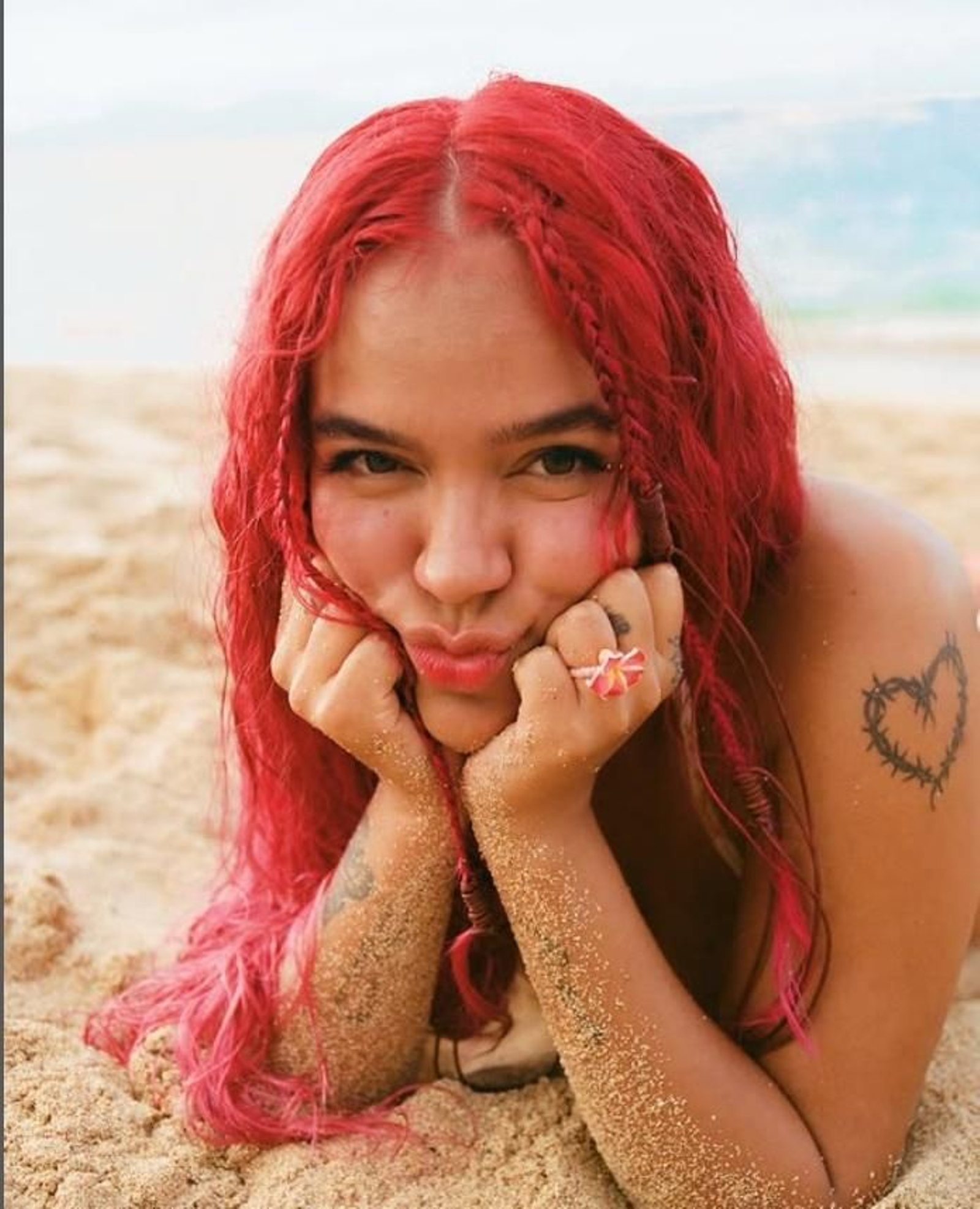 Karol G con una coloración fantasía, muy en tendencia este verano. Karol G con una coloración fantasía, muy en tendencia este verano.