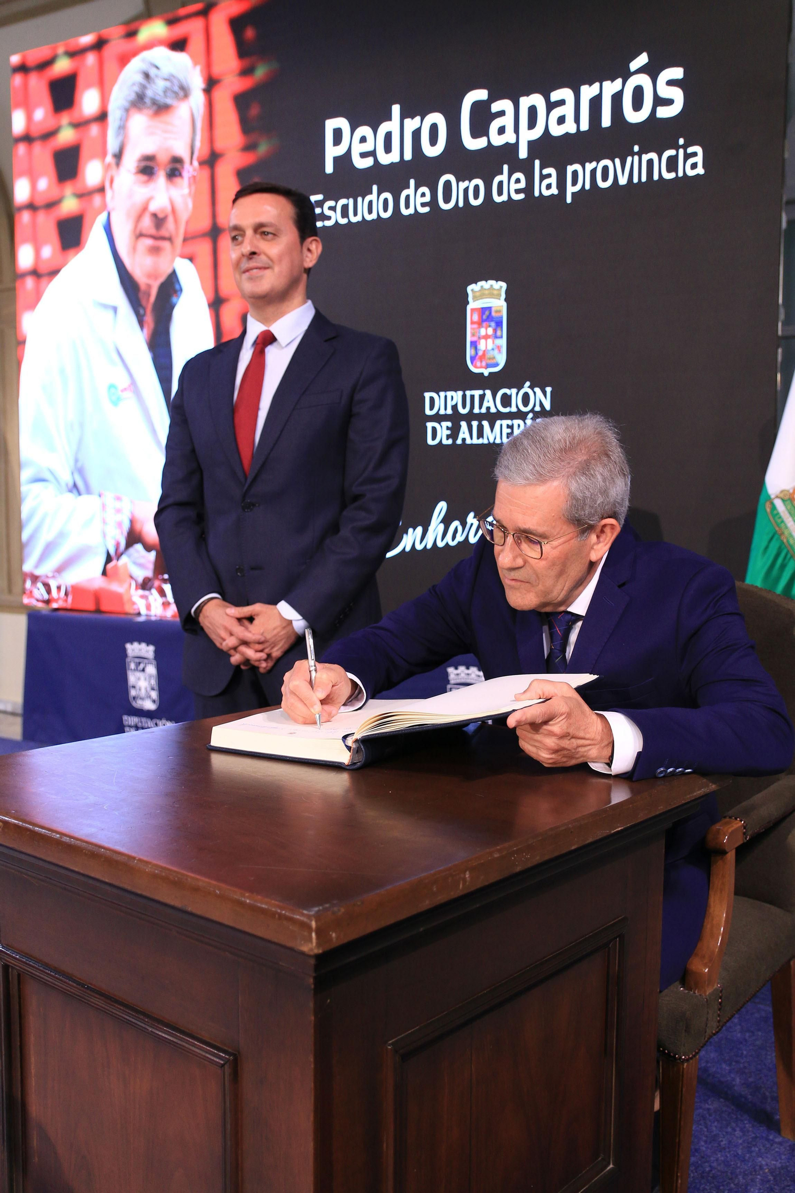 La diputación impone el Escudo de la Provincia a Pedro Caparrós