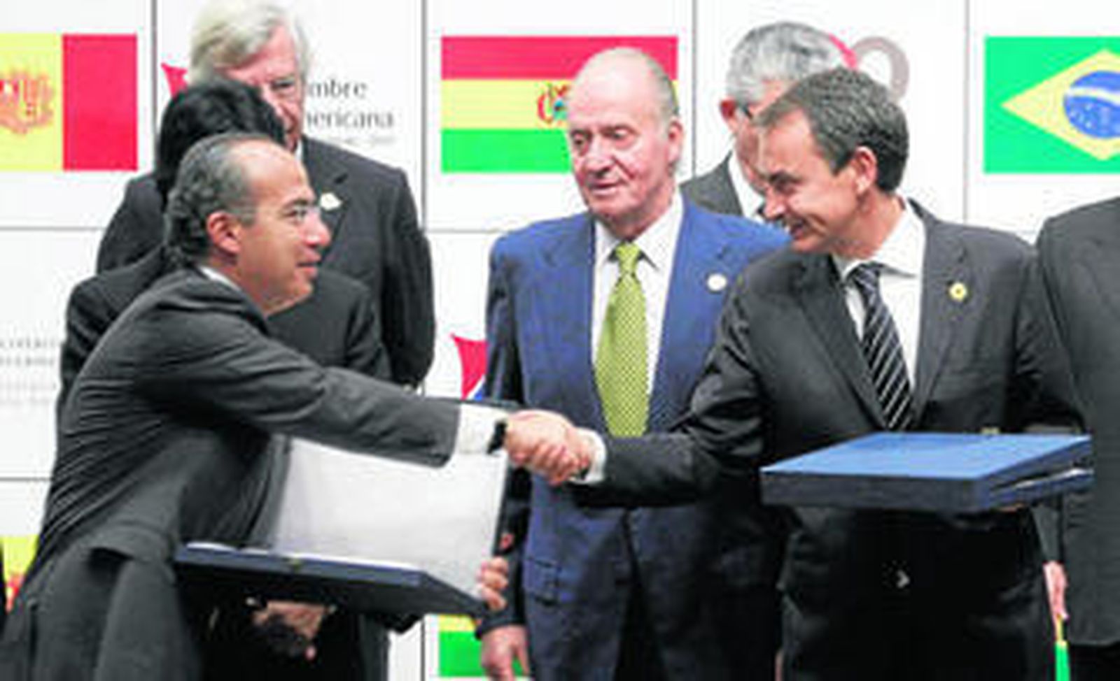 El Rey de España, Juan Carlos I, y el entonces presidente del Gobierno, José Luis Rodríguez Zapatero, en la Cumbre celabrada en Paraguay en 2011.