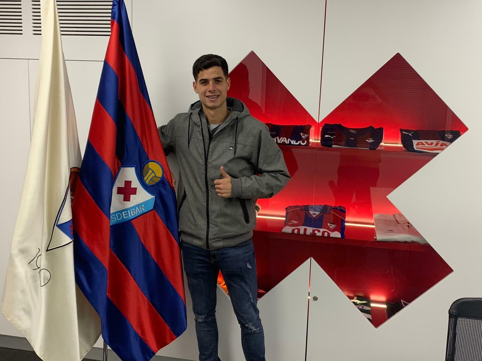 Tote posa junto a la bandera del Eibar.