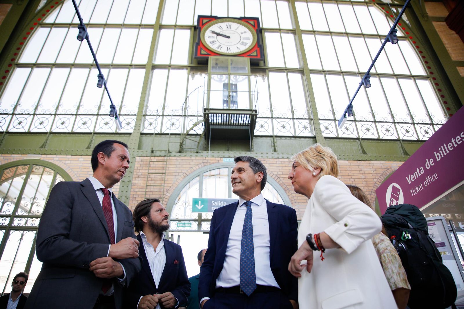 El delegado del Gobierno, Pedro Fernández, visita la estación histórica de Renfe en Almería, en imágenes