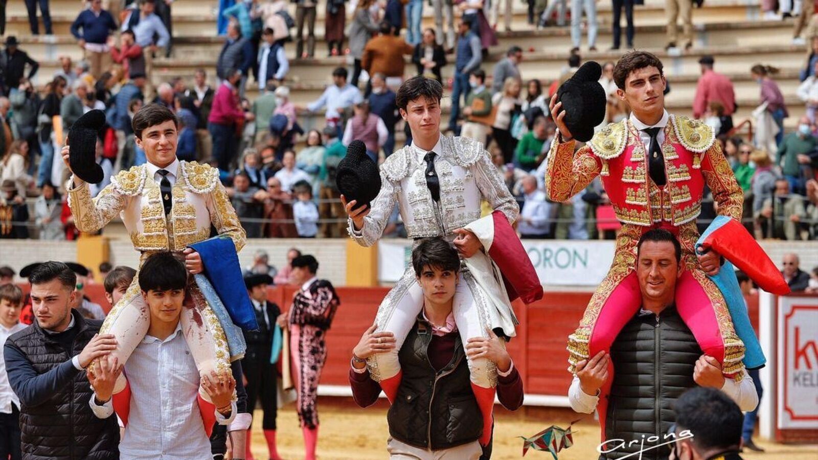 Marcos Linares, Joselito Sánchez y Diego Bastos saliendo a hombros de la plaza de toros de Morón.