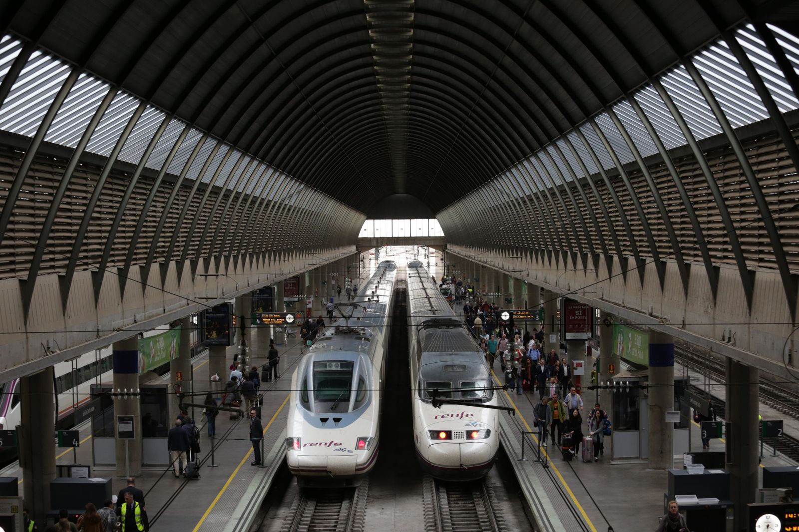 Dos trenes de Alta Velocidad en la estación de Santa Justa de Sevilla.