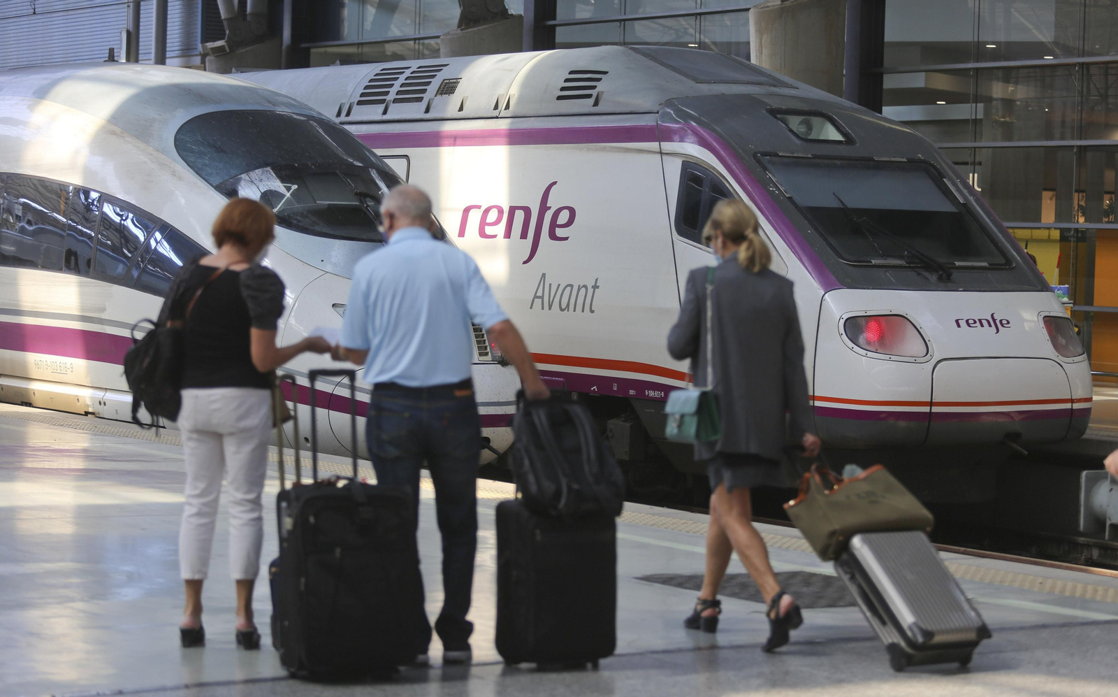 Viajeros en la Estación de Malaga-María Zambrano junto a trenes AVE y Avant