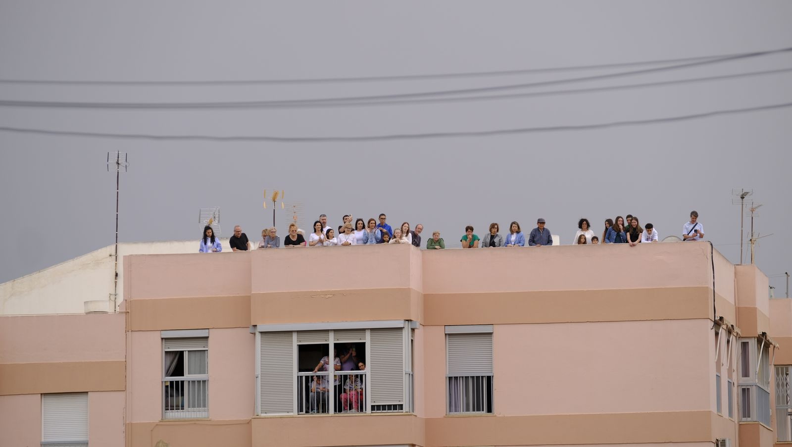 La Procesión de Los Ángeles de sobrepuso a la lluvia, en imágenes