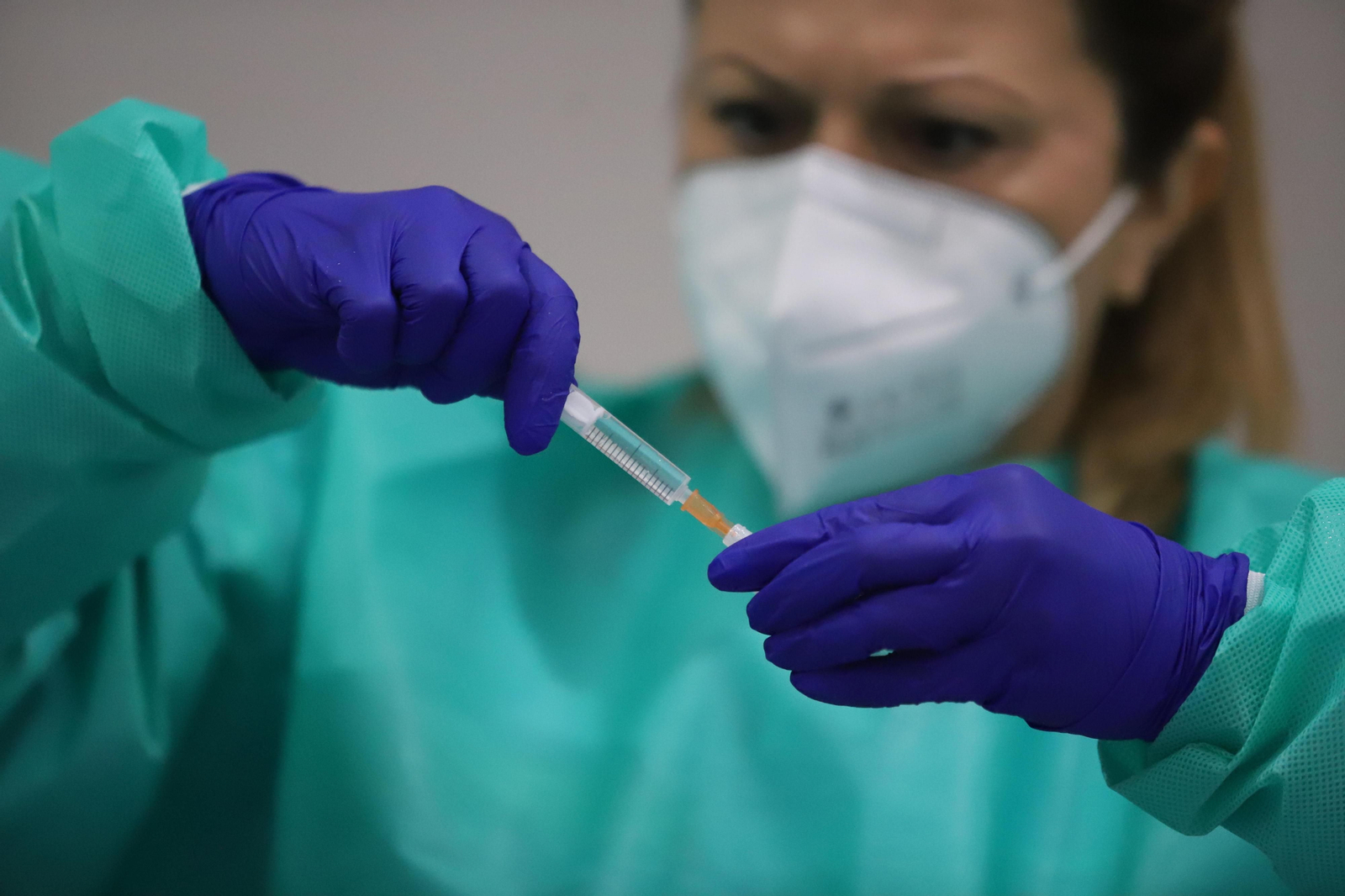 Una profesional sanitaria prepara una vacuna contra el coronavirus.