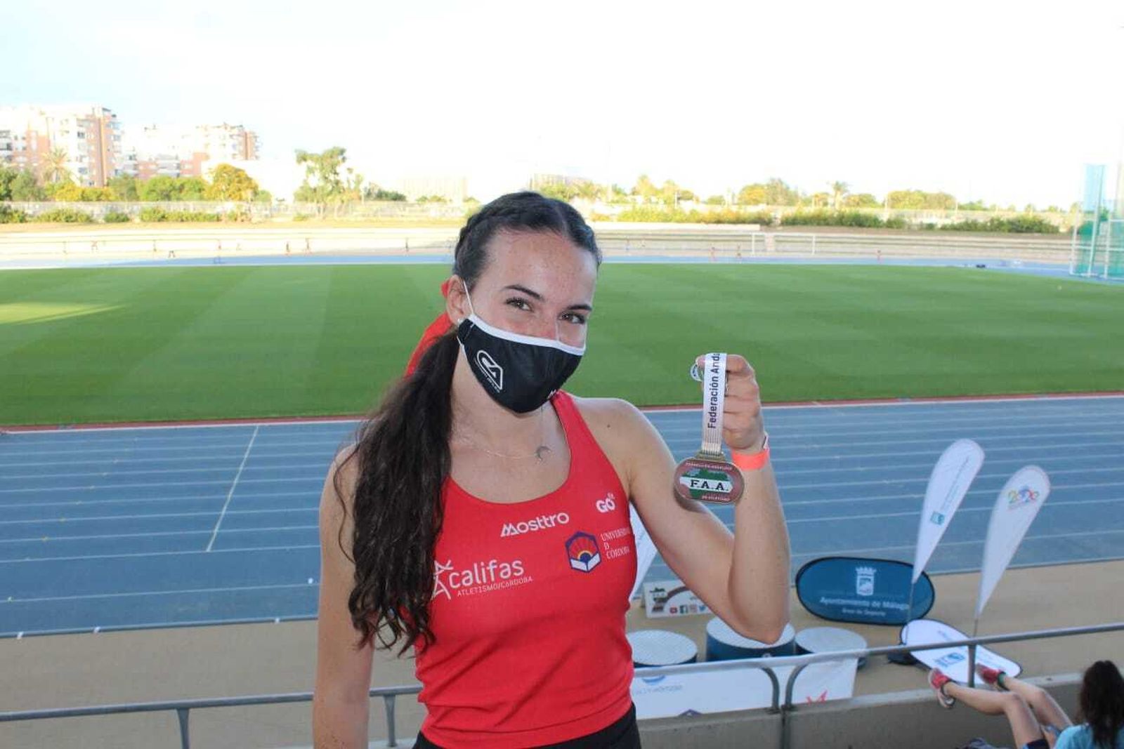 Carmen Avilés posa con la medalla de oro lograda en Málaga.