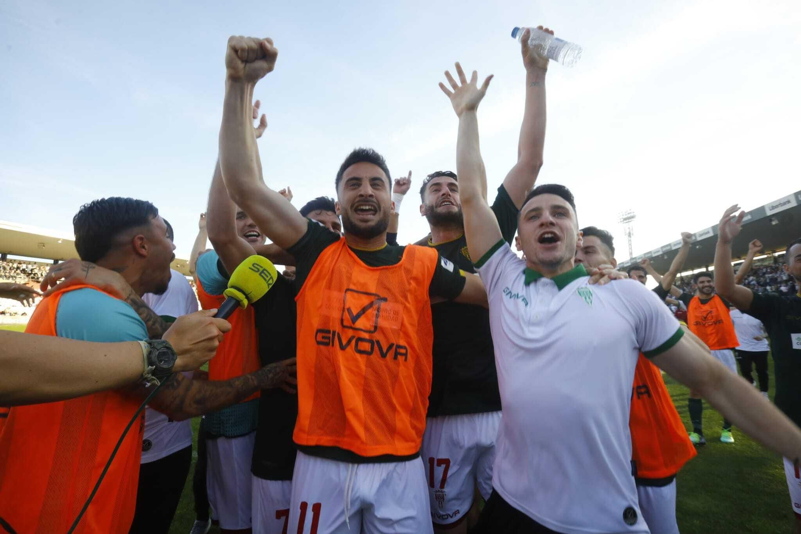 Las imágenes de la celebración del ascenso del Córdoba CF en pleno partido en Mérida