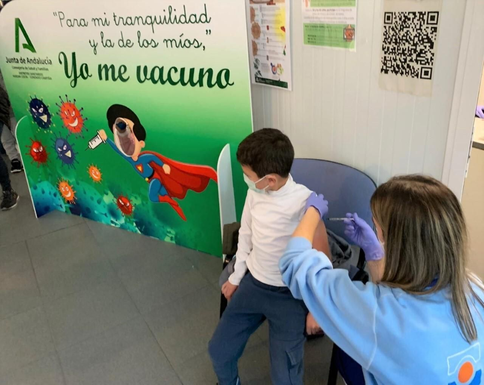 Un menor de 12 años se vacuna contra la Covid-19.