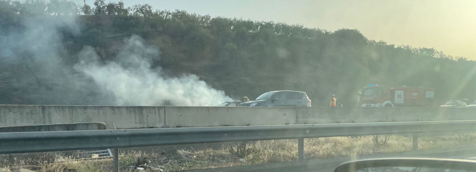 Bomberos interviniendo en el incendio del coche