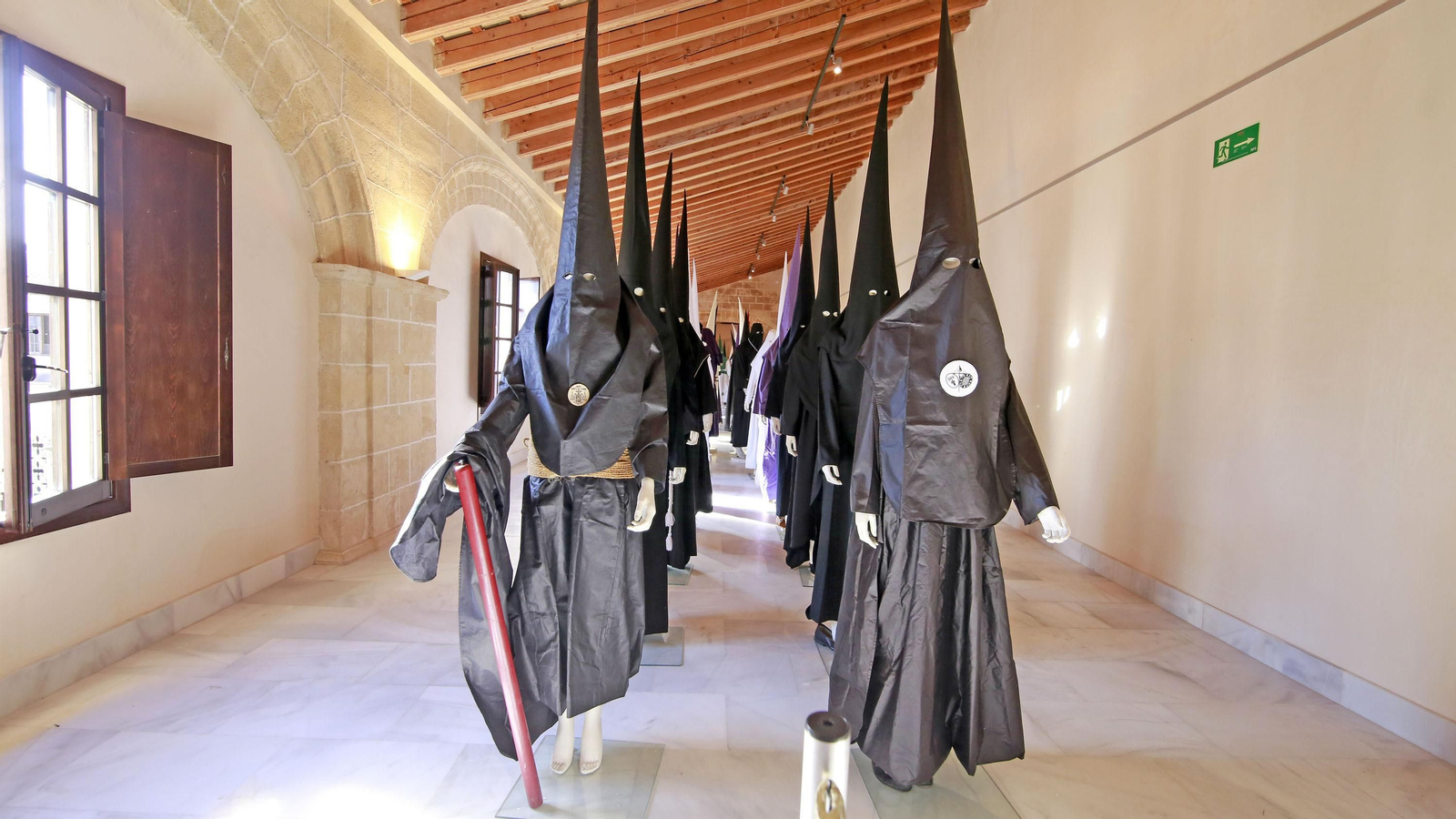 Imágenes de la magna exposición de las cofradías en Los Claustros
