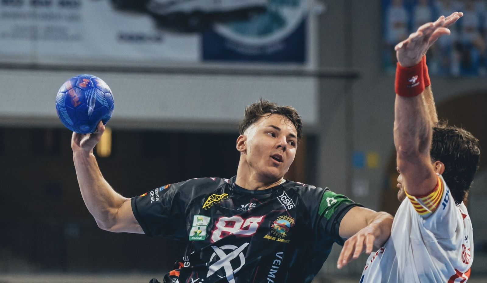 Jánosi es presionado por un defensor local.