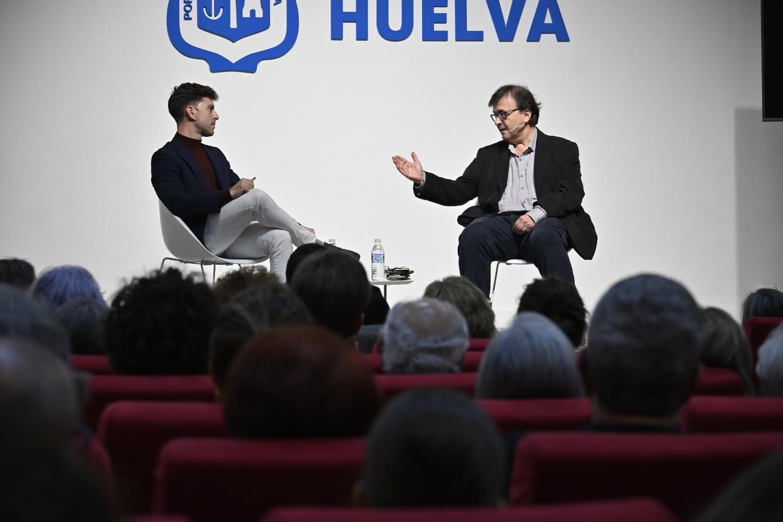 Imágenes del encuentro con el escritor Javier Cercas en Huelva