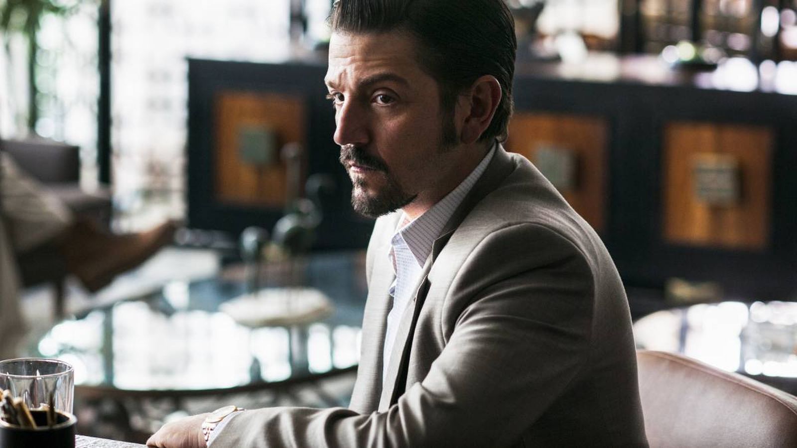 El actor Diego Luna como el capo Félix Gallardo