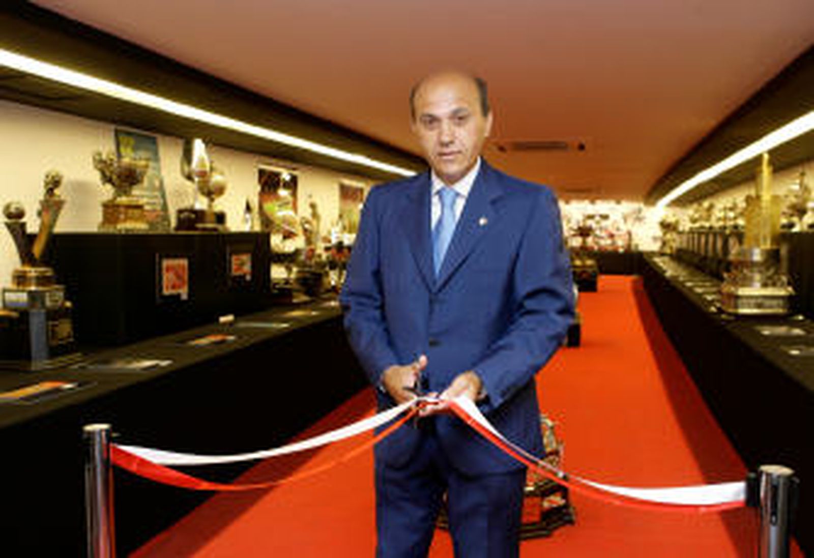 El Sevilla inaugura una exposición fotográfica sobre el cincuentenario del Pizjuán