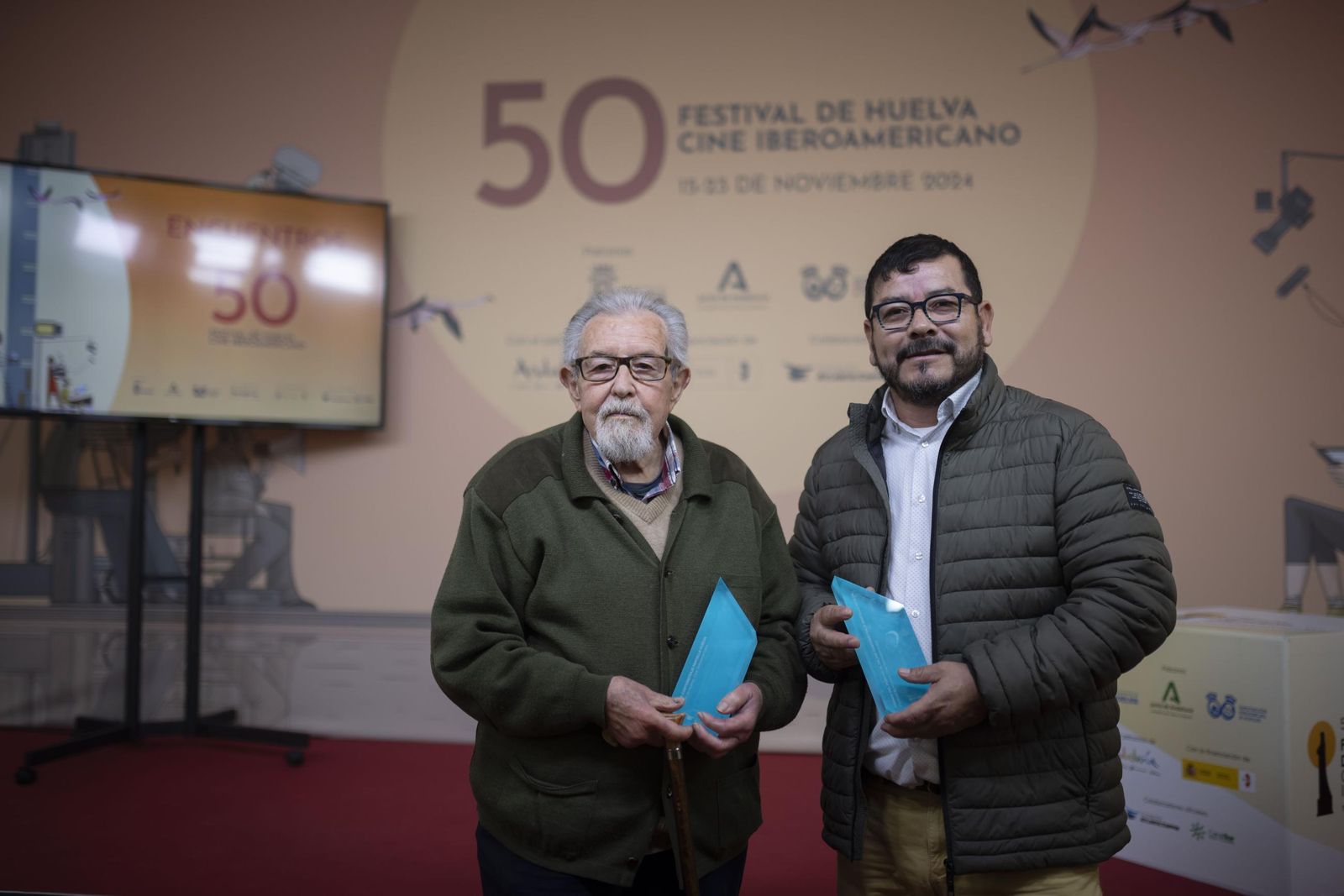 Francisco Tébar y Luis Suan recogen los galardones de 'Pantalla Huelva'.
