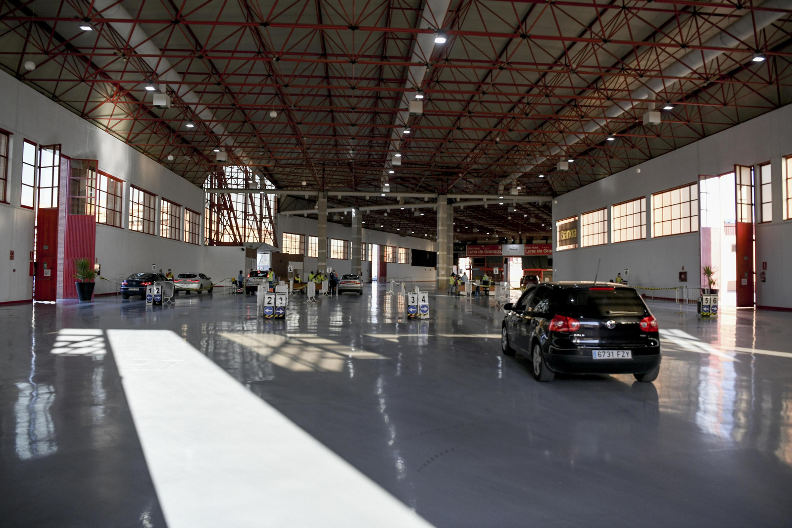 Fotos de la segunda jornada de vacunación masiva en Granada