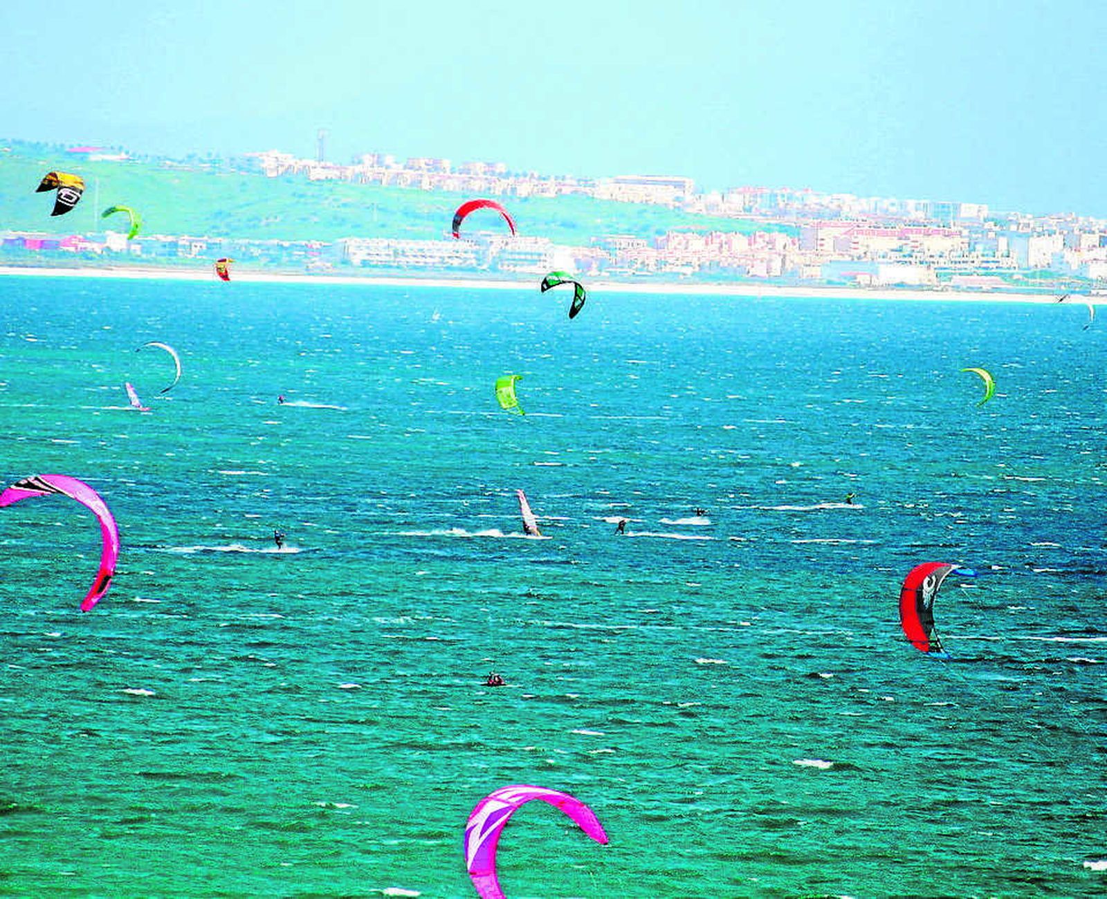Practicando kitesurf, en una imagen de archivo.